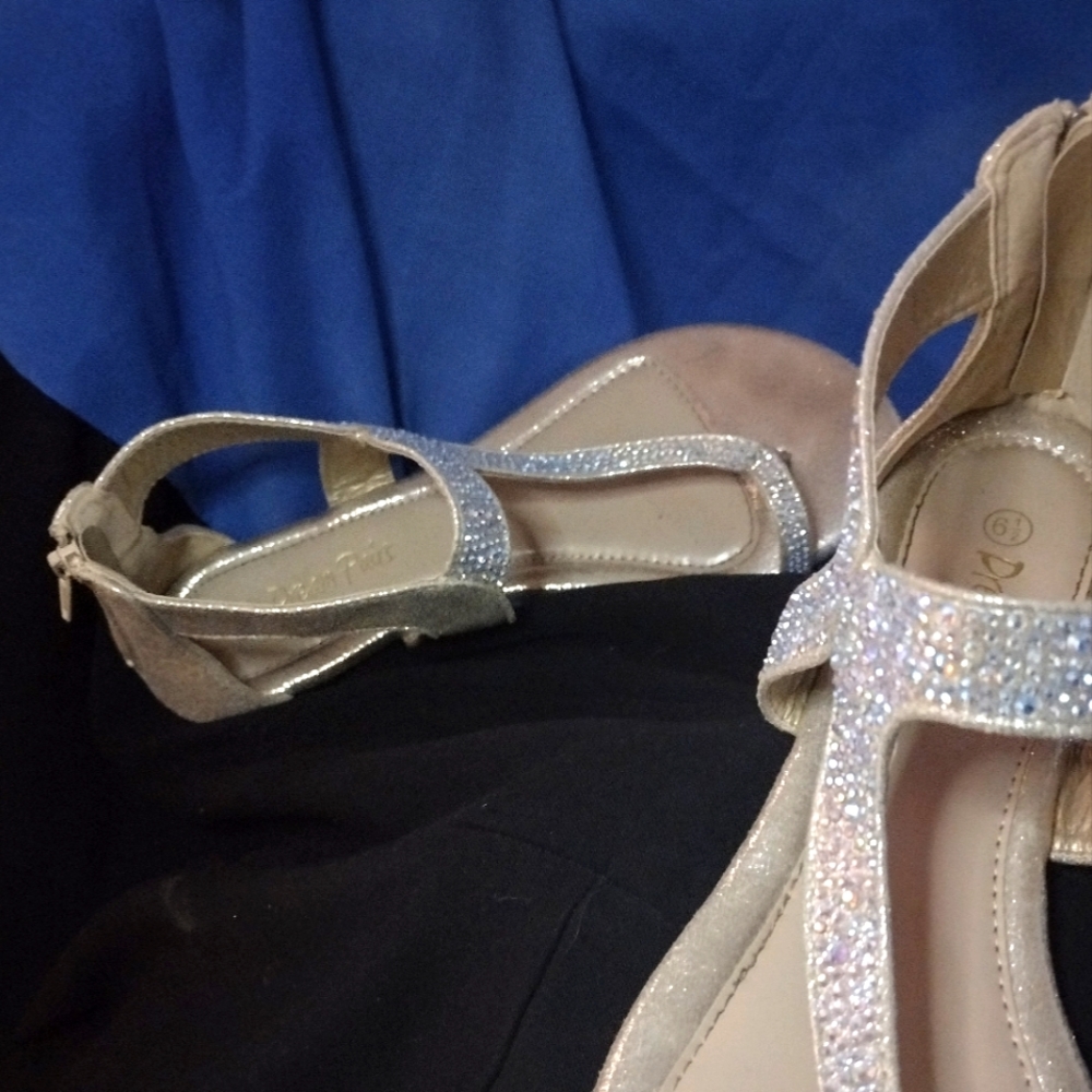 6 1/2 like new Dream Pairs glitter sandals